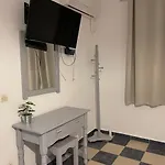 Koala Place 게스트하우스 바실리키